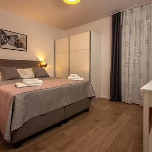 Bura2 , With Private Parking In The Garage Apartamento